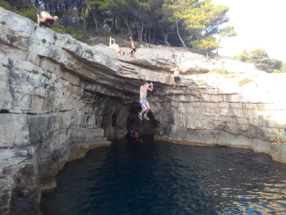 Batcave Pula Exterior foto